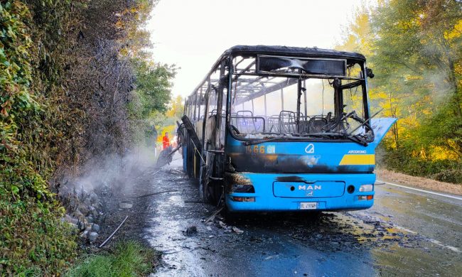 Pullman Gtt A Fuoco Durante La Marcia A Torre Canavese Passeggeri Illesi