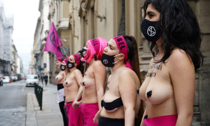 8 Marzo Nude Contro Lo Stupro Climatico Davanti Al Consiglio