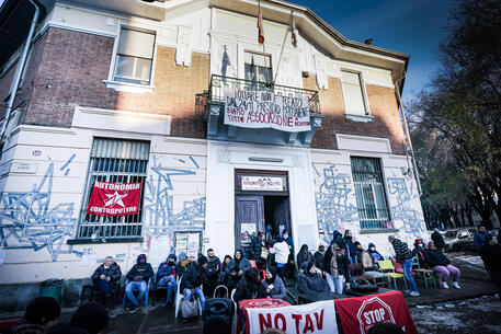 Torino Perquisizione Della Digos Al Centro Sociale Occupato Da