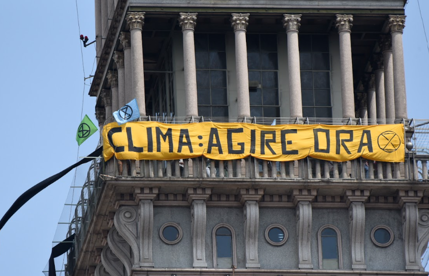 Ecoattivisti Occupano La Mole Antonelliana Manifesto Sul Simbolo Di