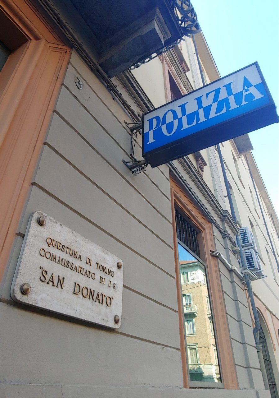 Chiude la compagna in casa e la picchia. Arrestato 26enne