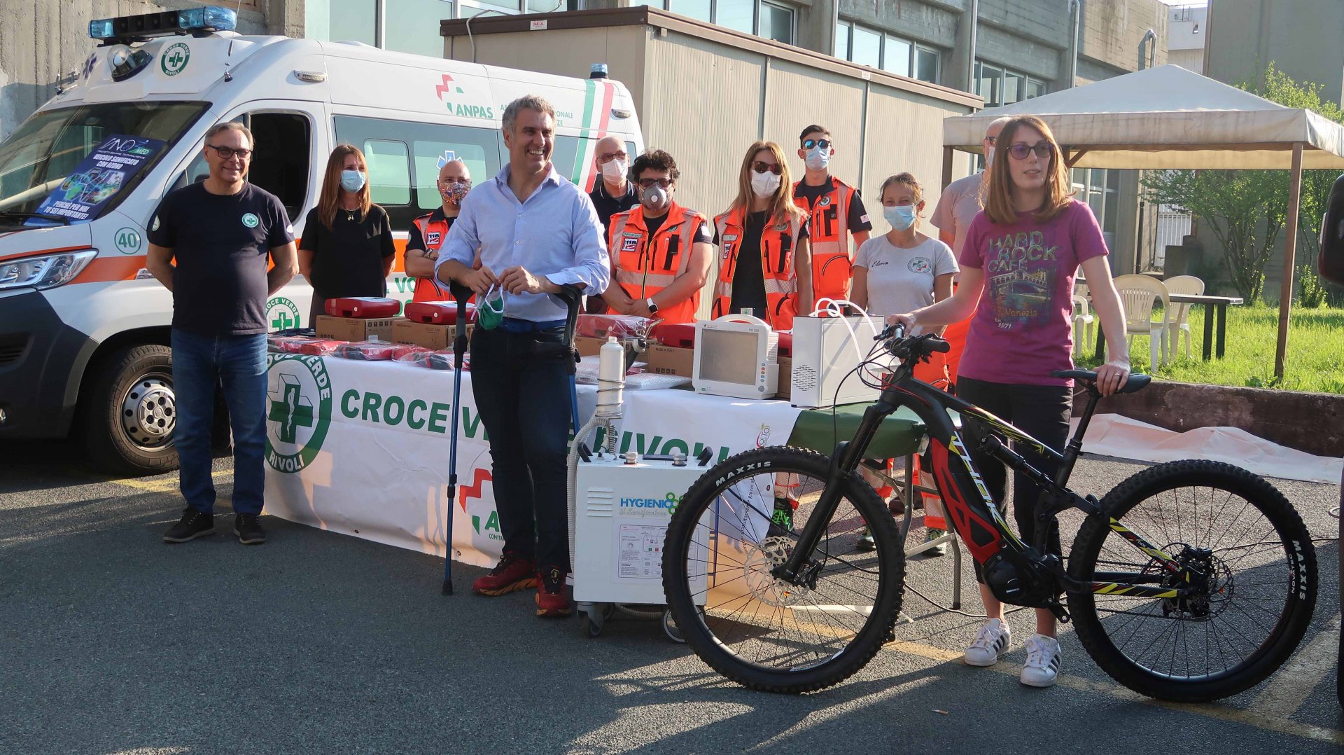 La Crove Verde Rivoli con la strumentazione acquistata grazie alla raccolta fondi Thok E-Bikes, insieme ai vinicitori della bici