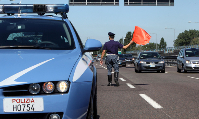 Passeggia sulla A4 Torino-Milano: fermato un uomo dalla Stradale