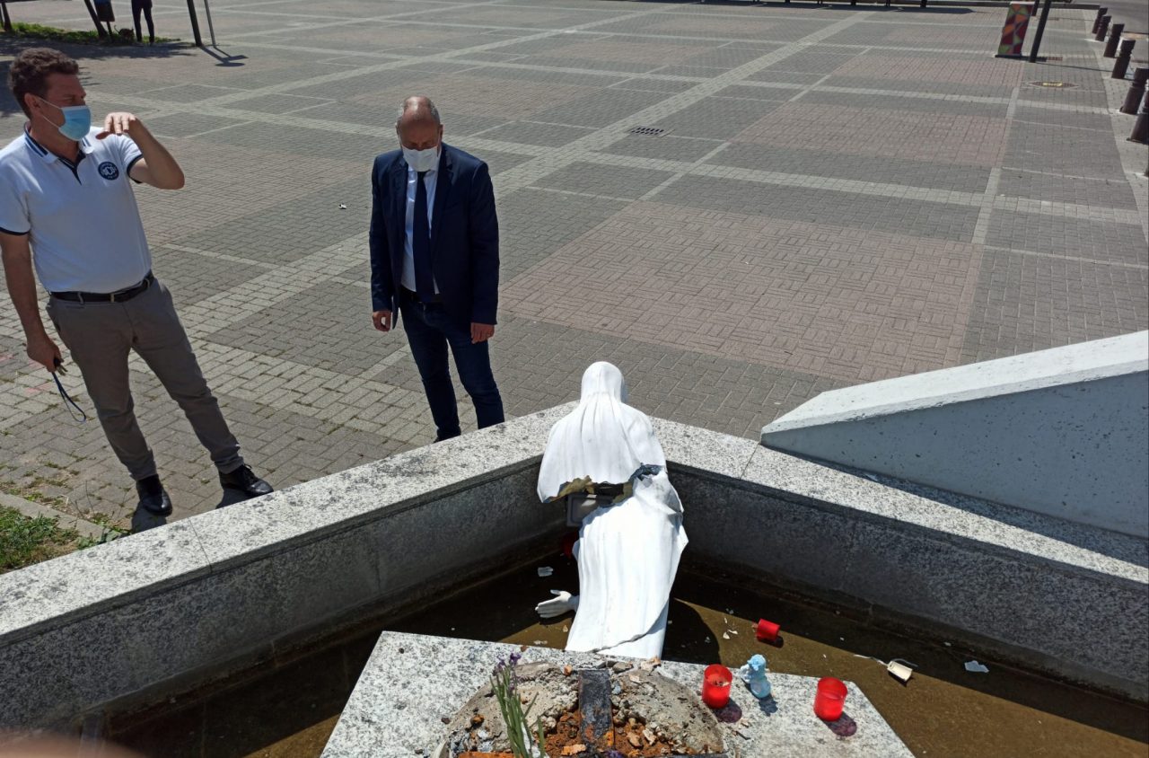 Caso di vandalismo: la statua danneggiata sul sagrato della Chiesa a Collegno
