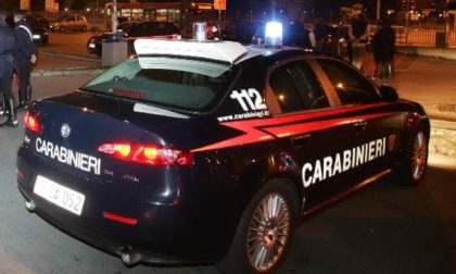 Danneggiano 8 auto e poi si nascondono sotto una di queste per fuggire ai Carabinieri: arrestati