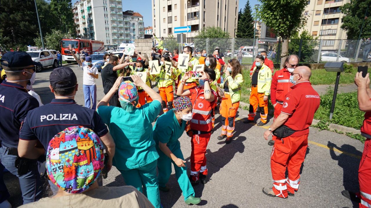 Grazie medici e infermieri, il flash mob dei soccorritori all’ospedale FOTO