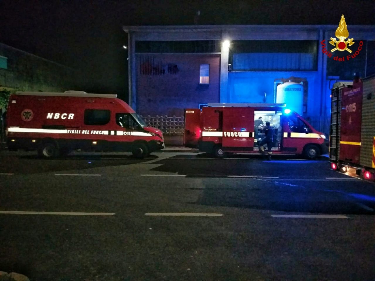 Incendio in una ditta, numerose squadre dei vigili del fuoco sul posto