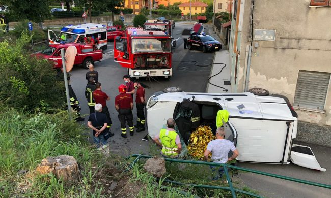 Furgone rotola nella scarpata, l’anziano al volante rimane schiacciato VIDEO