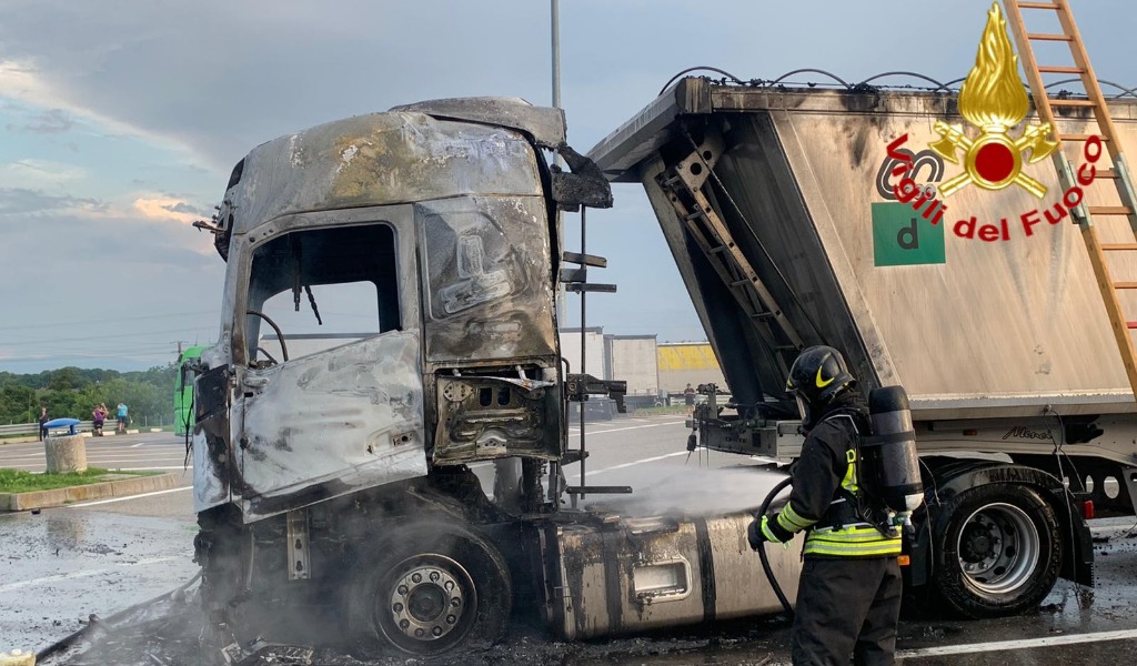 Camion in fiamme in autogrill, ustionato camionista torinese: aveva acceso un fornelletto