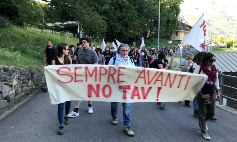 Ancora lacrimogeni contro i manifestanti No Tav in Valle di Susa