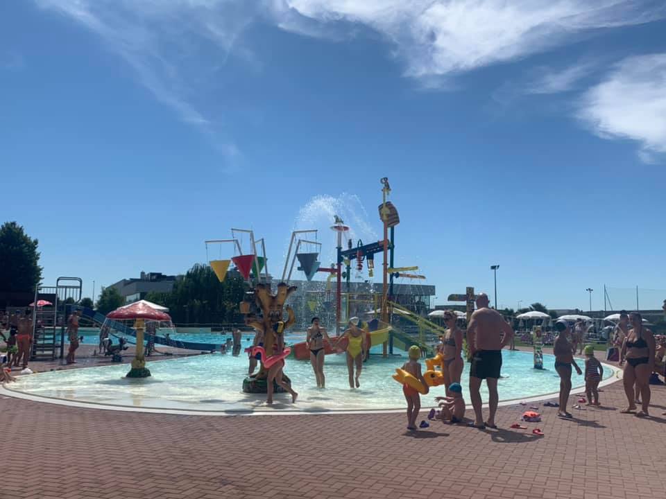 All’acquapark negato lo sconto famiglia a una coppia di due papà con i bimbi