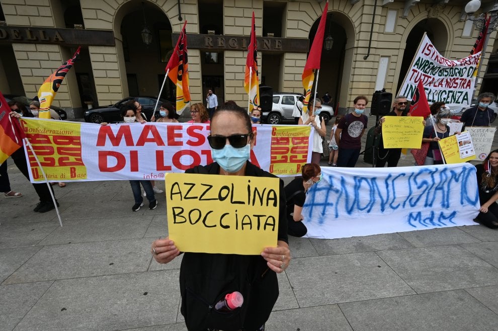 Insegnanti e genitori in piazza per chiedere la riapertura delle scuole FOTO