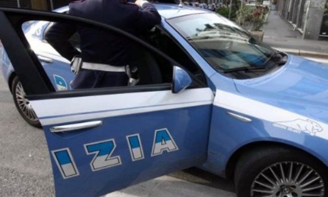 In contromano nel centro di Torino per sfuggire al controllo della polizia: arrestato 21enne