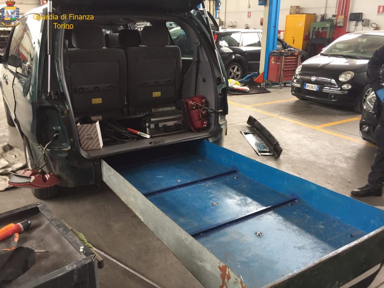 Crea doppiofondo nell’auto per trasportare grosse somme di denaro: denunciato VIDEO
