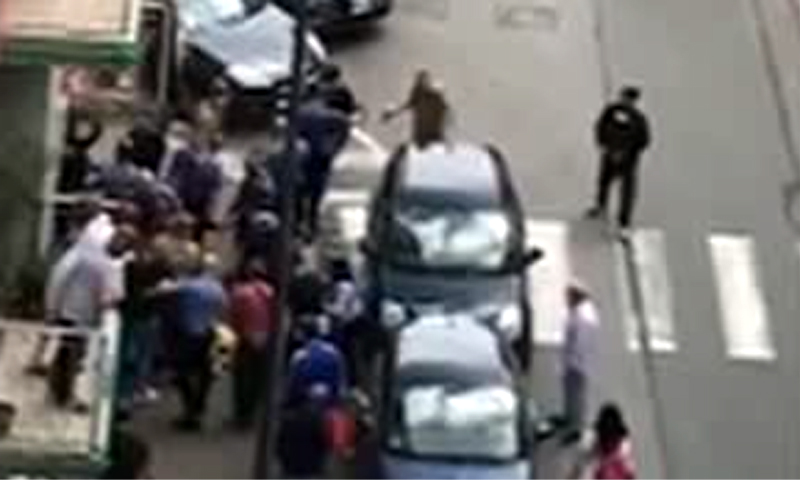 A Barriera di Milano l’arresto degenera in rissa: gli agenti usano il taser VIDEO