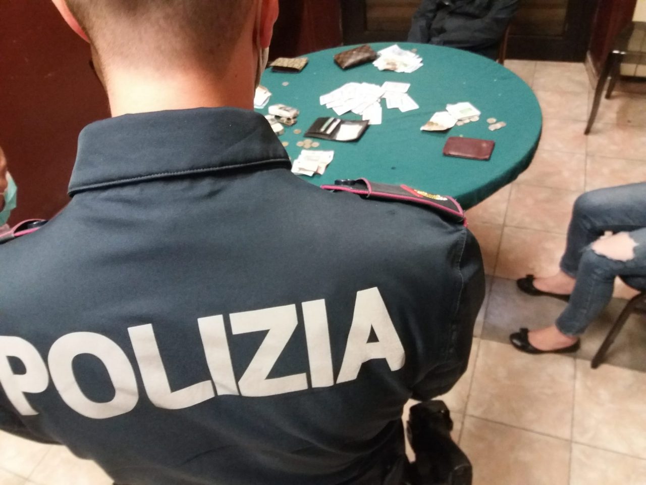 Bisca clandestina in un bar: all’arrivo dei carabinieri i giocatori tentano di nascondere i soldi