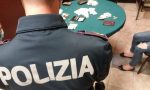 Bisca clandestina in un bar: all'arrivo dei carabinieri i giocatori tentano di nascondere i soldi