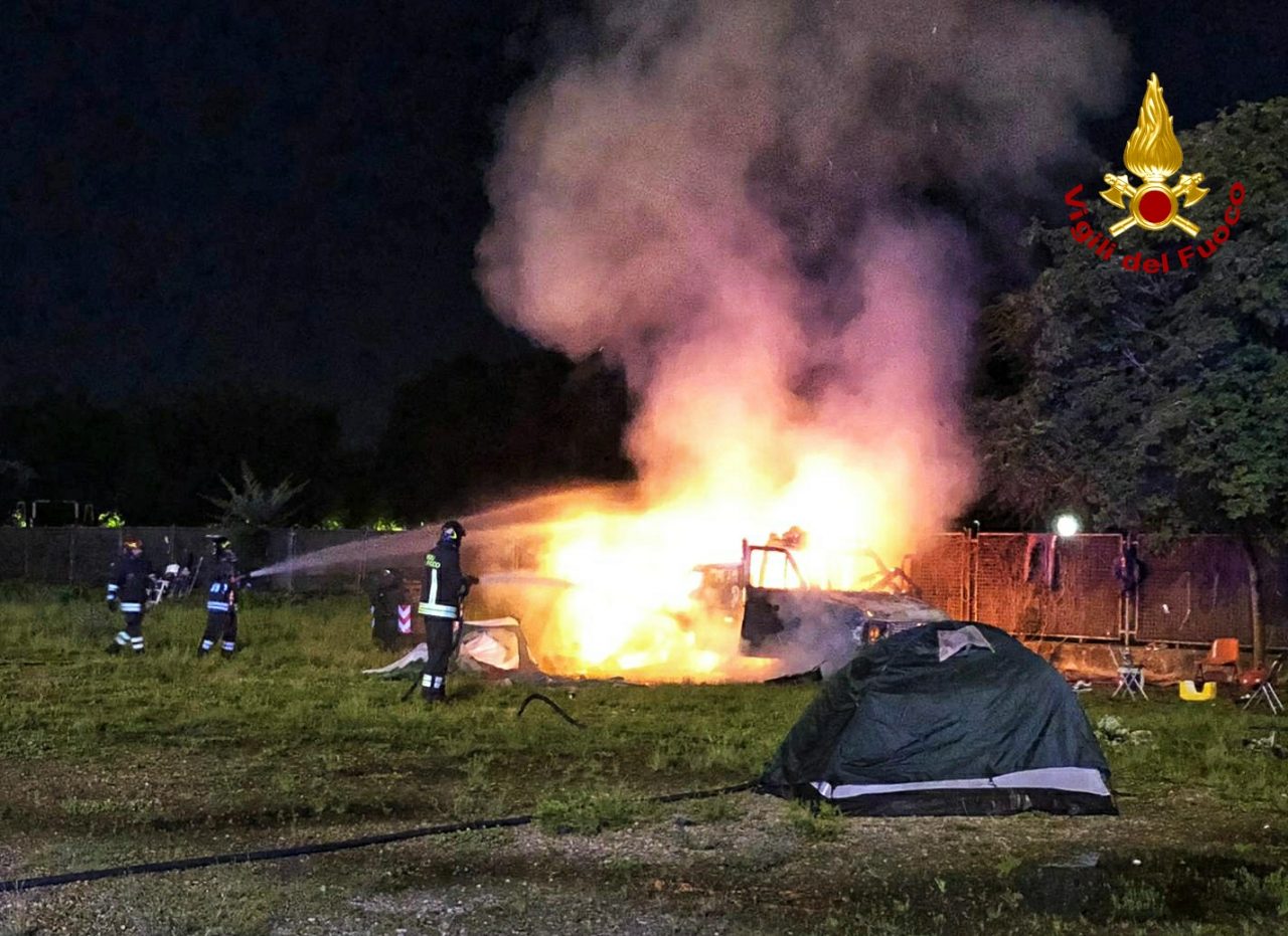 Camper avvolto dalle fiamme in piazza d’Armi: intervengono i Vigili del Fuoco FOTO