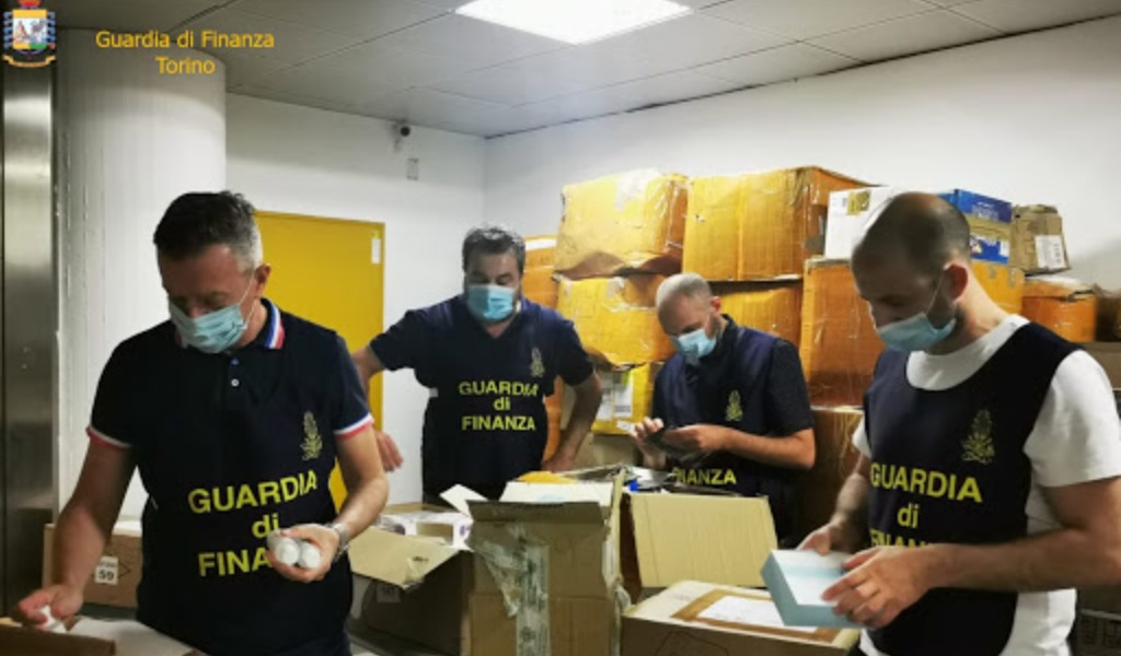 Vendevano dispositivi medici falsi, nei guai 9 imprenditori e farmacisti torinesi FOTO E VIDEO
