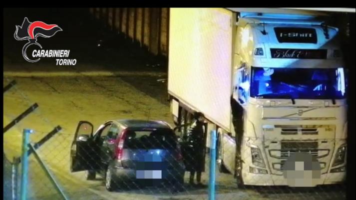 Approfittavano del lockdown per depredare aziende e tir: 8 in carcere, tra cui un minore VIDEO