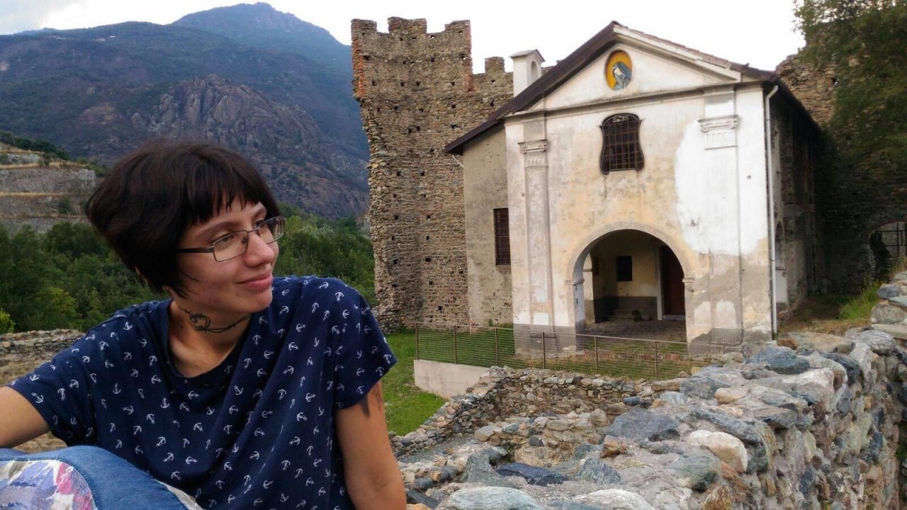 L’accoltellatrice del barista aveva lanciato acido su un prete in Nicaragua: “Me l’ha chiesto Satana”