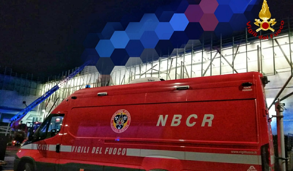 Incendio al Carrefour di Nichelino, in fiamme il tetto del supermercato FOTO