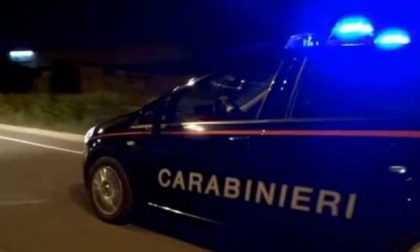 Senzatetto ubriaco si scaglia contro un autobus e aggredisce i carabinieri: arrestato