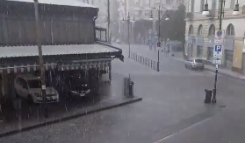 Maltempo nel Torinese, 80 mm di pioggia in pochi minuti e strade allagate