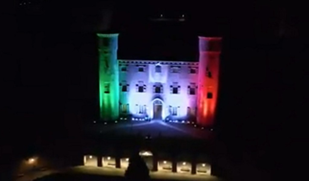 Lo spettacolo del Castello Reale di Moncalieri illuminato con il Tricolore VIDEO