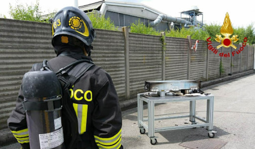 Esplode una batteria in un’azienda specializzata, fiamme domate dai Vigili del fuoco