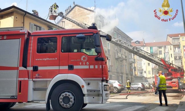 Incendio in appartamento, madre si lancia dal balcone con la figlia di due anni: entrambe gravi