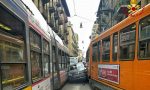 Auto si incastra tra due tram, conducente illeso FOTO