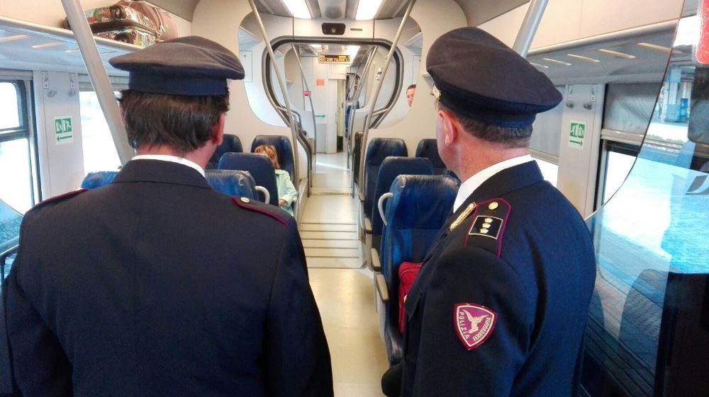 Operazione della Polizia nelle stazioni ferroviarie di Torino