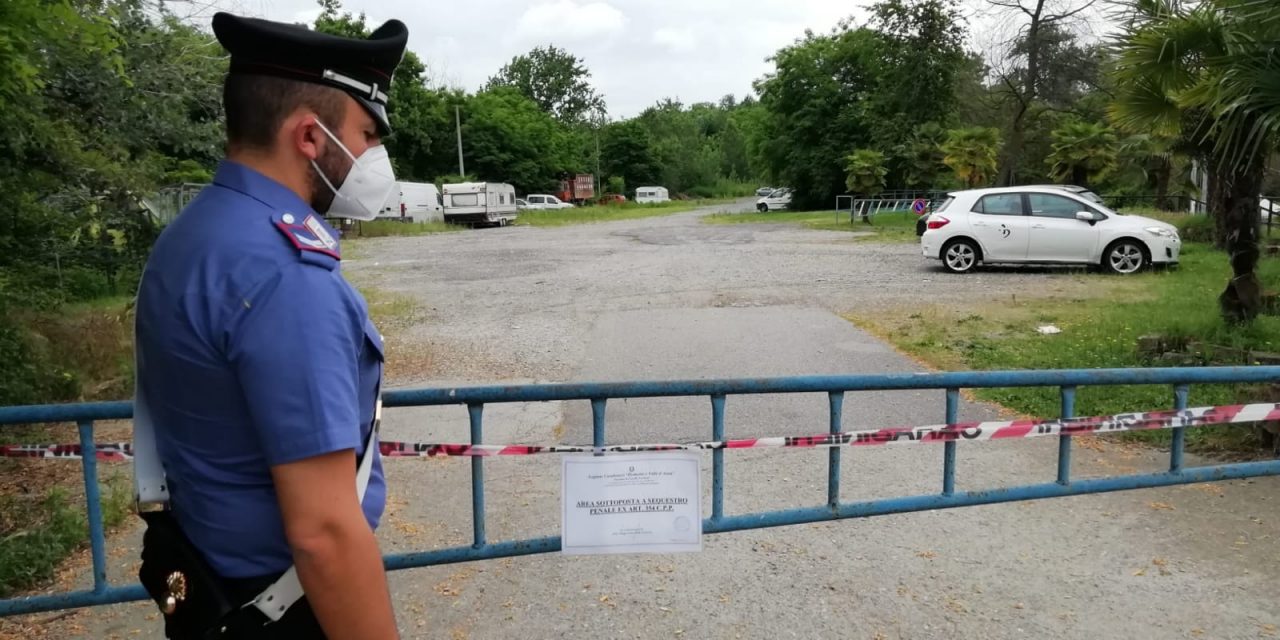 Scoperta discarica abusiva: 300 tonnellate di rifiuti e 25 auto abbandonate