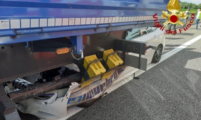 Auto sotto un tir in A4: ferita una 21enne di Cuorgnè