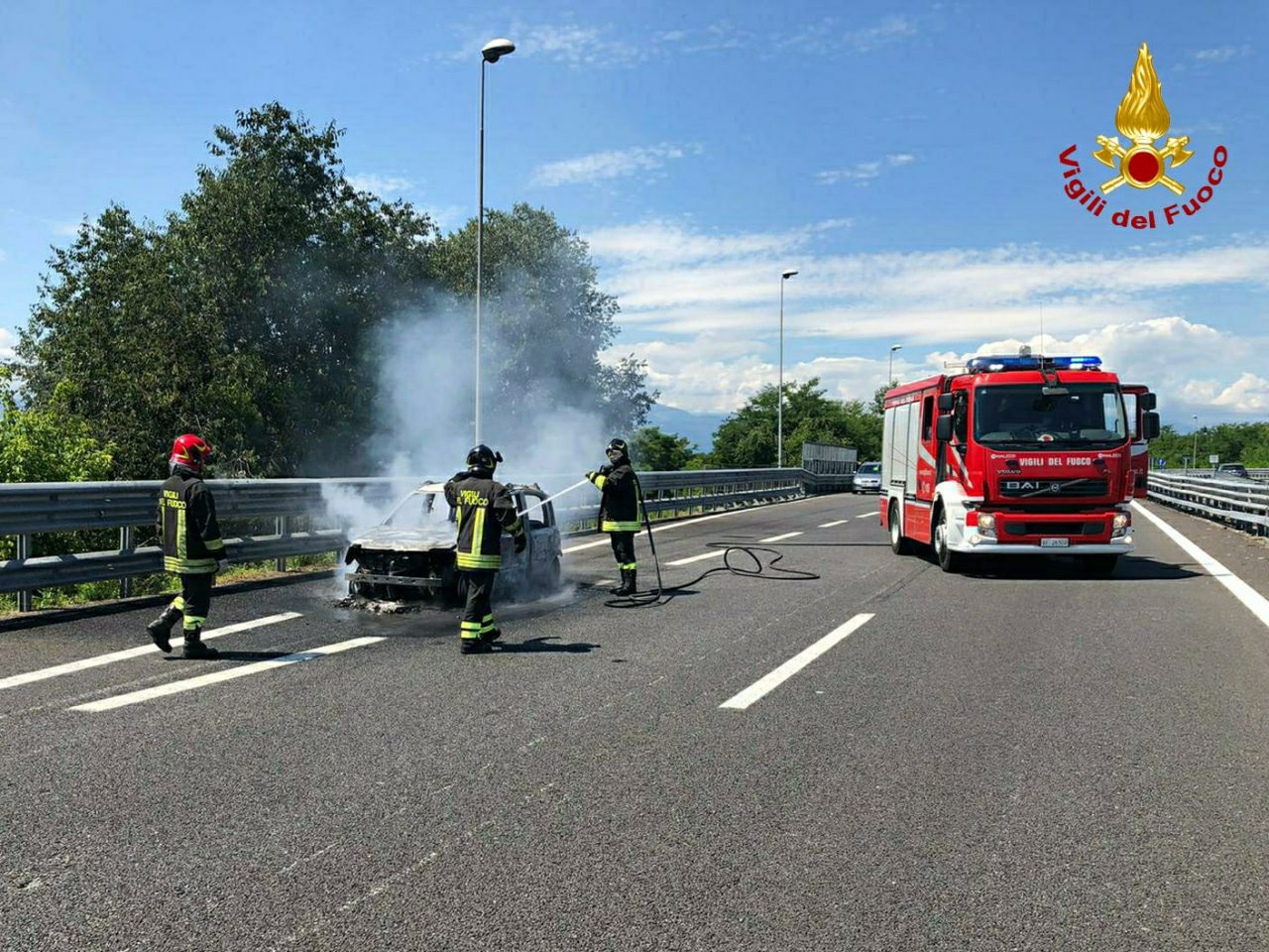 Auto in fiamme sulla Torino Caselle