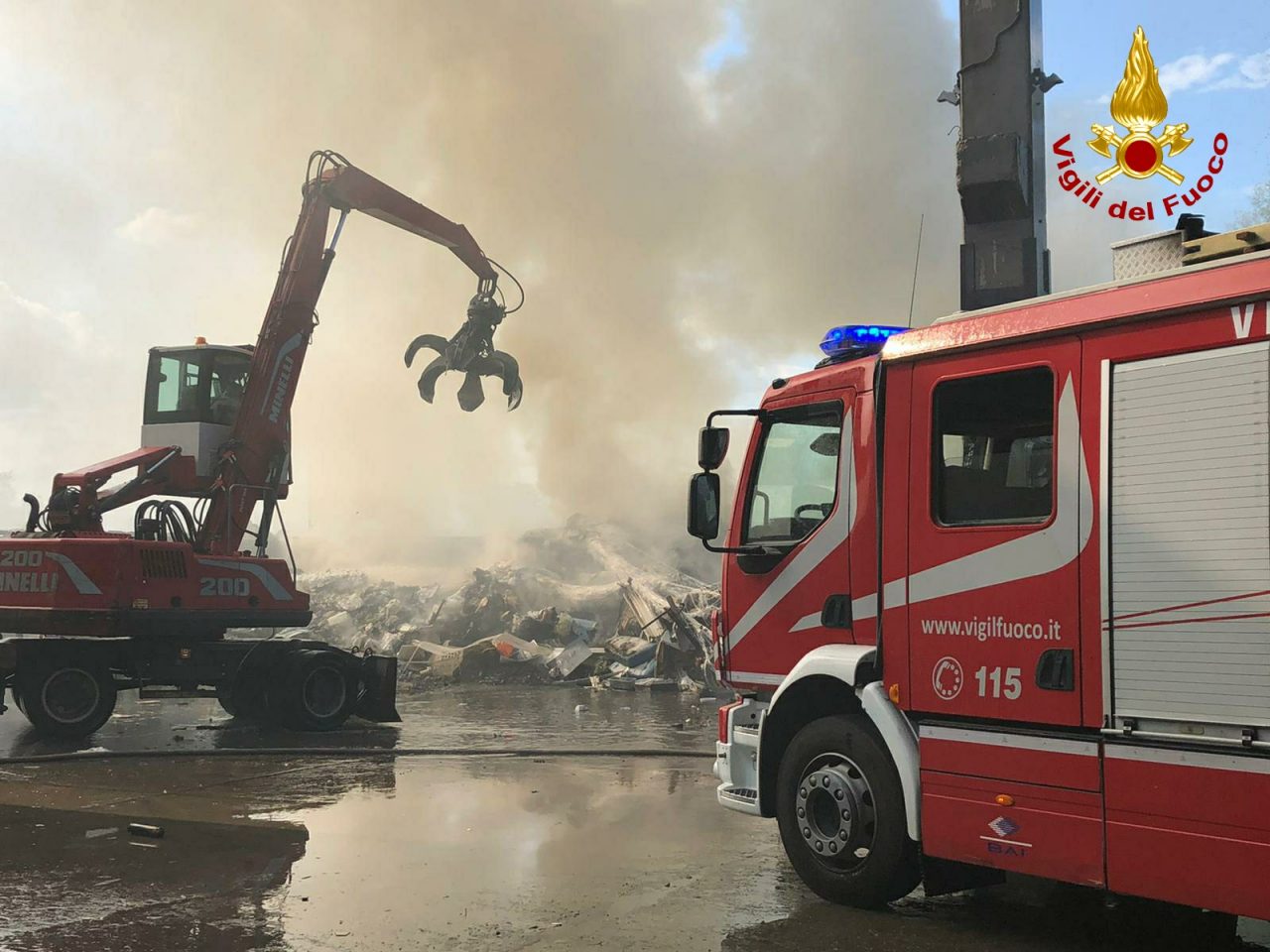 In fiamme un deposito di rifiuti LE FOTO