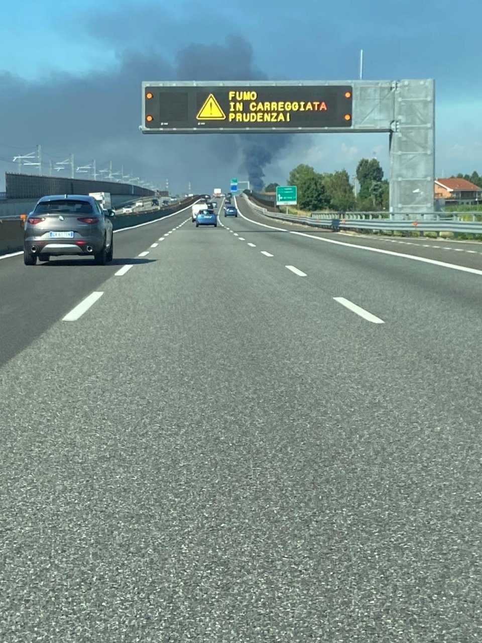 Maxi incendio alle porte di Torino, messaggi di allerta sull’A4
