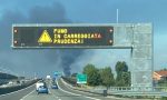 Maxi incendio alle porte di Torino, messaggi di allerta sull'A4