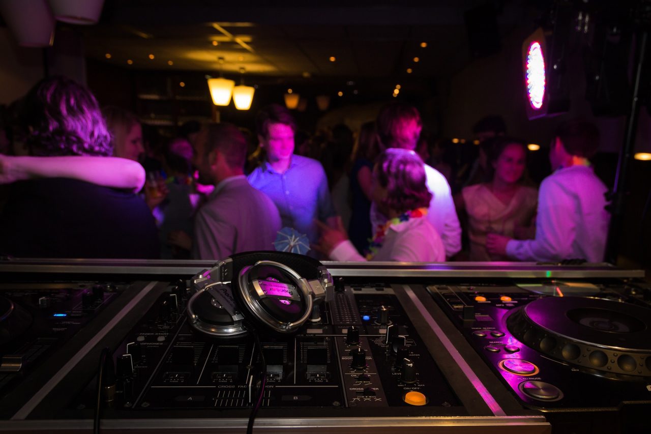 Discoteche torinesi convertite a cocktail bar e ristoranti: la rabbia degli esercenti