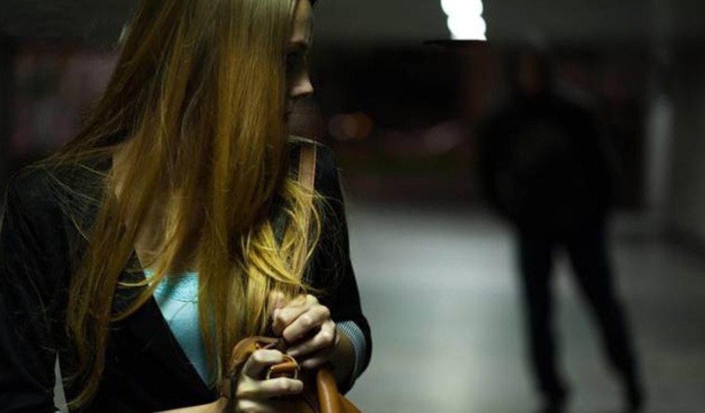 Stalker riprende a perseguitare giovane commessa dopo la fine del lockdown