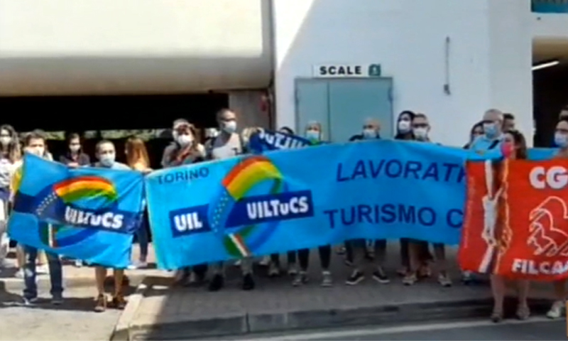 Troppo caldo al Carrefour di Grugliasco: svengono tre dipendenti, tutti in sciopero