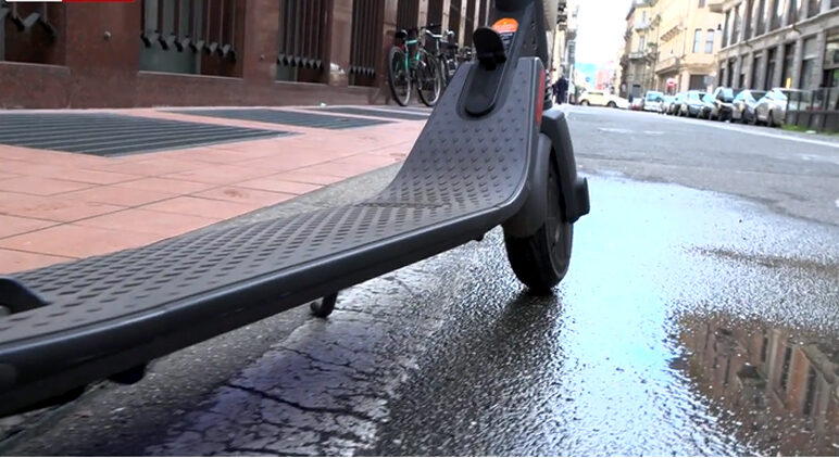 Bici e monopattini selvaggi: nessuno rispetta le regole