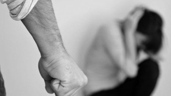 Picchia la moglie davanti alla figlia e sradica il citofono per evitare che possa chiedere aiuto