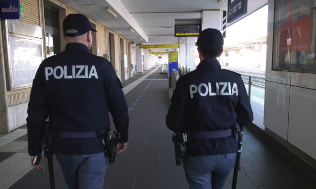 Agente del Commissariato Madonna di Campagna rianima una persona che sta male