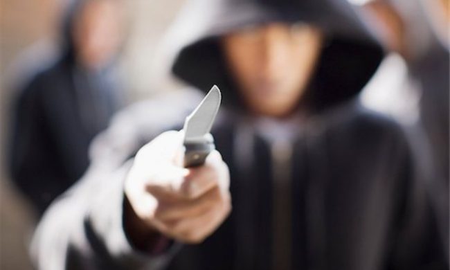 Rapina all’ufficio postale: l’impiegato resta impassibile, arrestati i due delinquenti