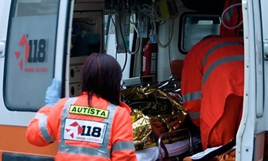 Si schianta contro dei paletti stradali, morto centauro