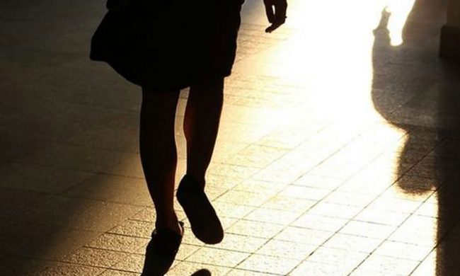 In due l’afferrano per i capelli e la prendono a pugni per rubarle il telefonino