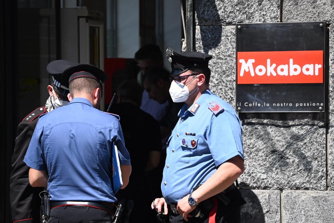 Dipendente in prova accoltella proprietario di un bar: “Avances sessuali per darmi il lavoro” FOTO