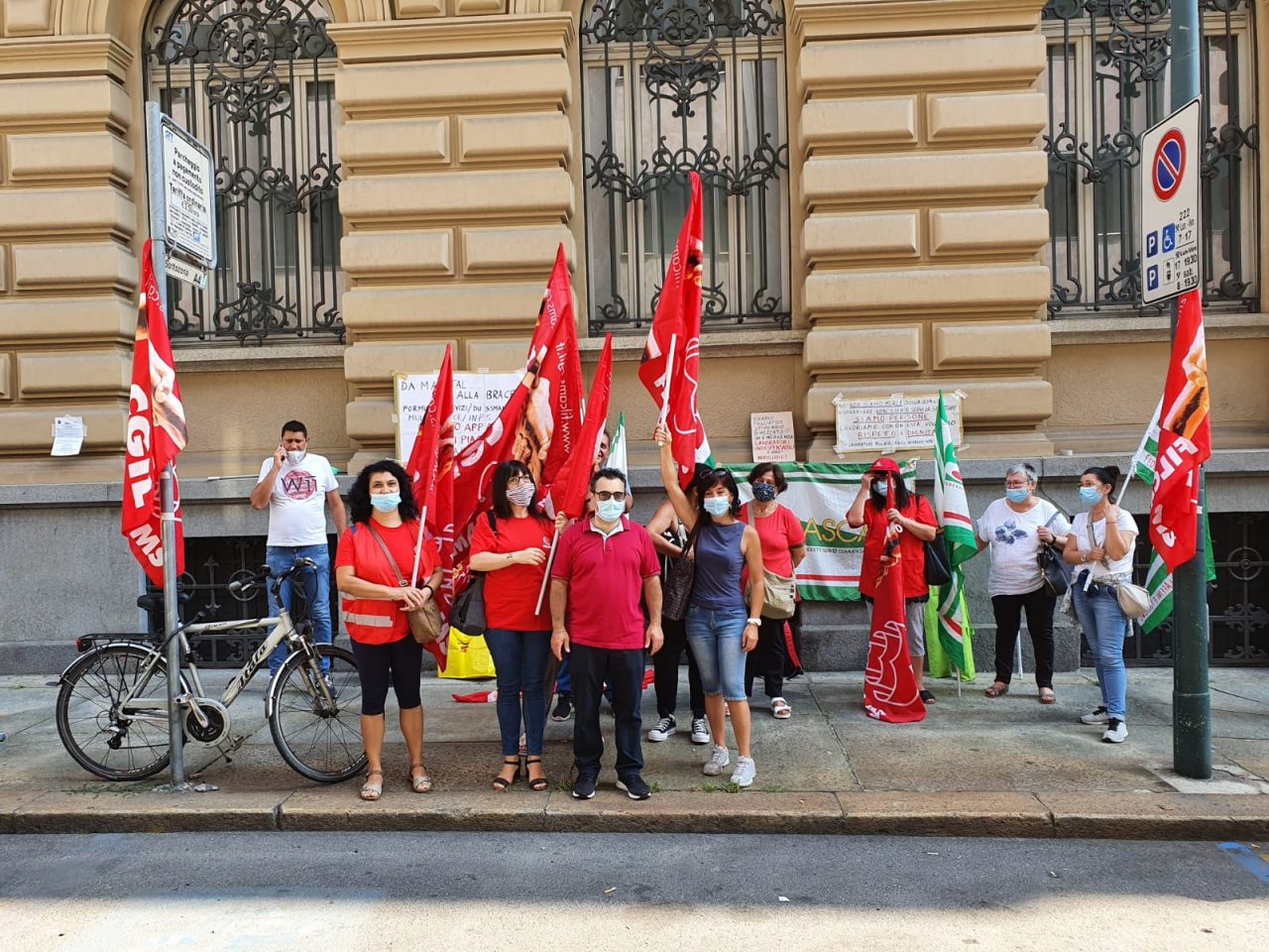 La protesta dei lavoratori dell’appalto pulizie delle sedi INPS